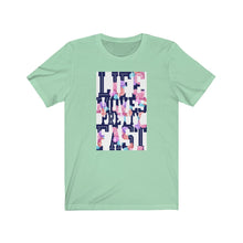 Afbeelding in Gallery-weergave laden, Life moves pretty fast Tee