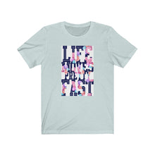 Afbeelding in Gallery-weergave laden, Life moves pretty fast Tee